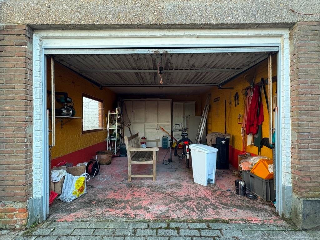 Eigentijdse gezinswoning met vier slaapkamers, garage en tuin. foto 22