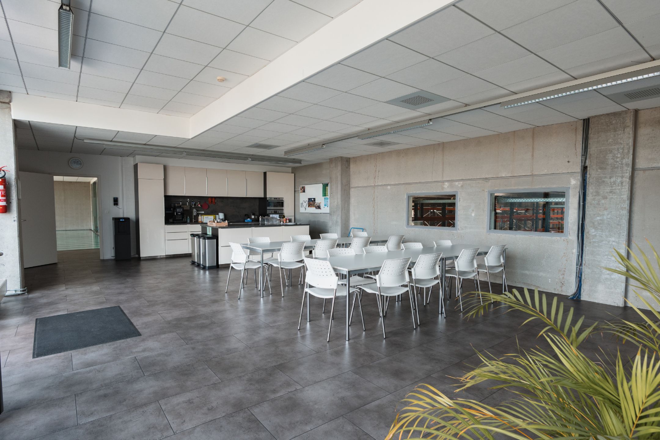 Modern bedrijfsgebouw langs E17 in Zwijndrecht foto 26