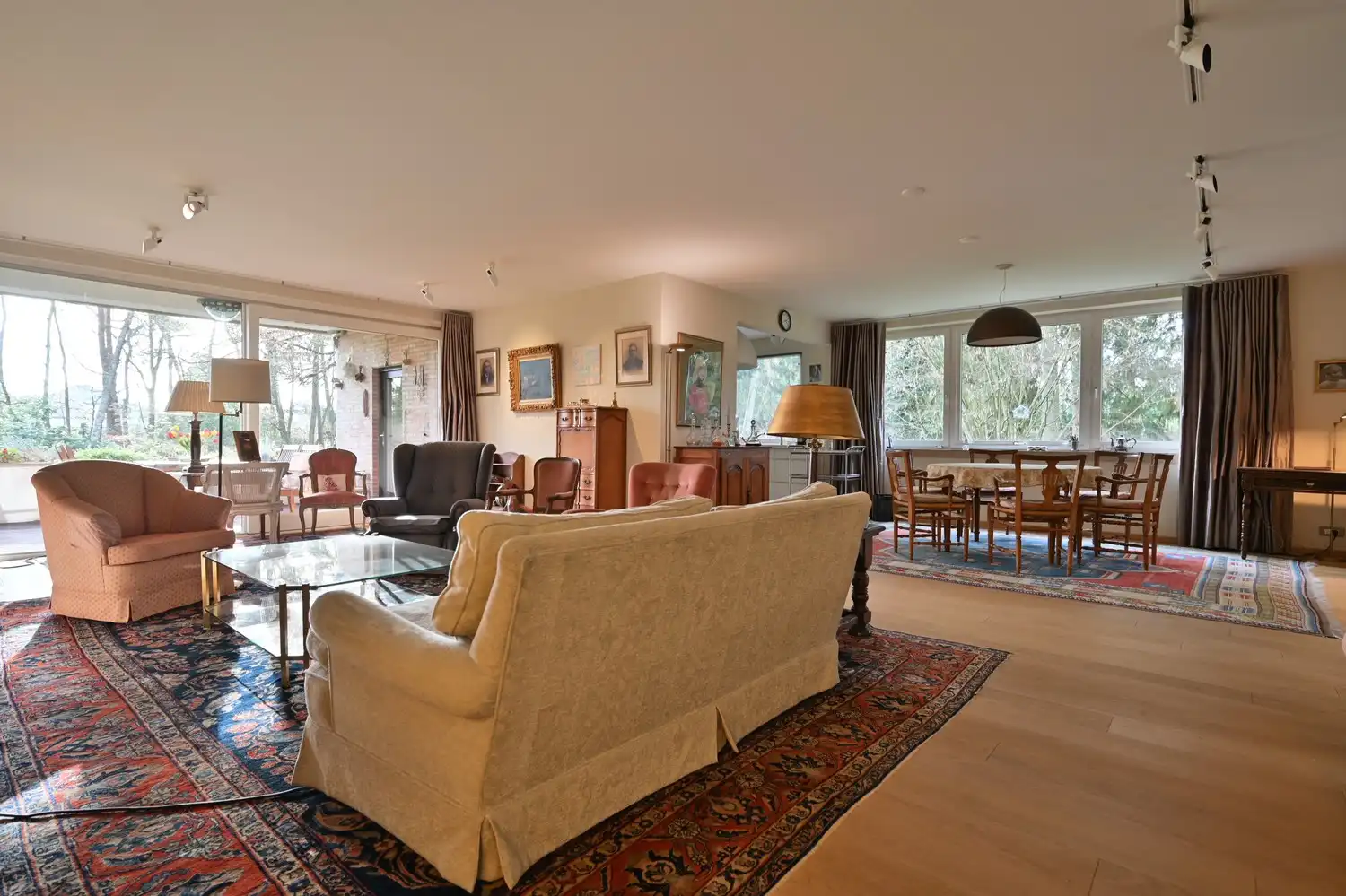 Schitterend instapklaar villa-appartement gelegen op de gelijkvloerse verdieping in een luxe residentie met binnenzwembad en gezamenlijke parktuin foto 9