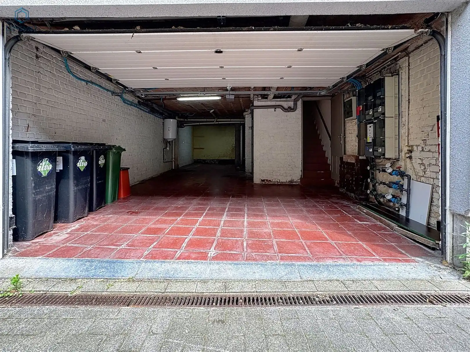 GARAGE VOOR 2 WAGENS MET OPSLAGRUIMTE TE HUUR CENTRUM GERAARDSBERGEN. foto 2