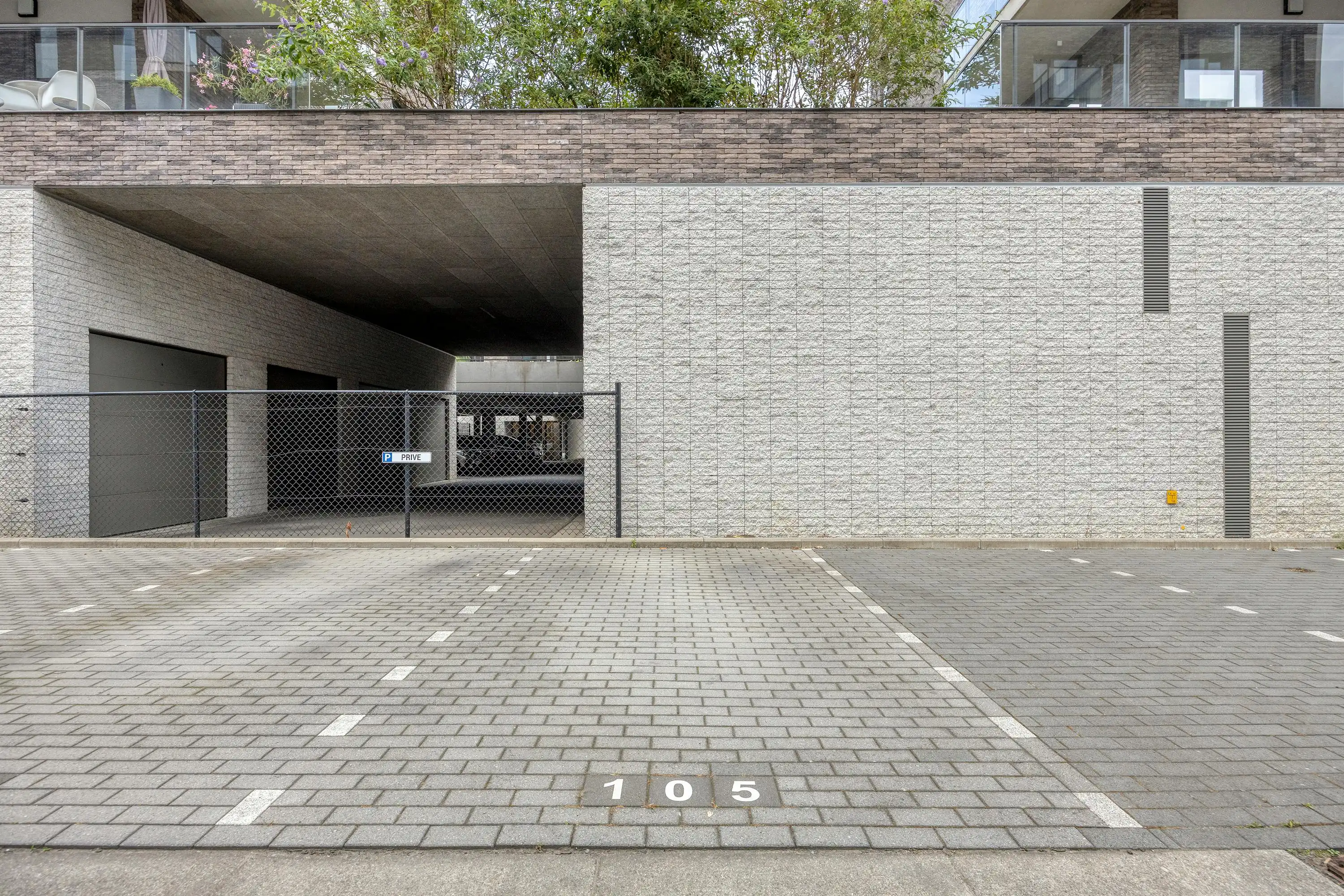 Uniek appartement met terras en parkings te koop in Hemiksem foto 27