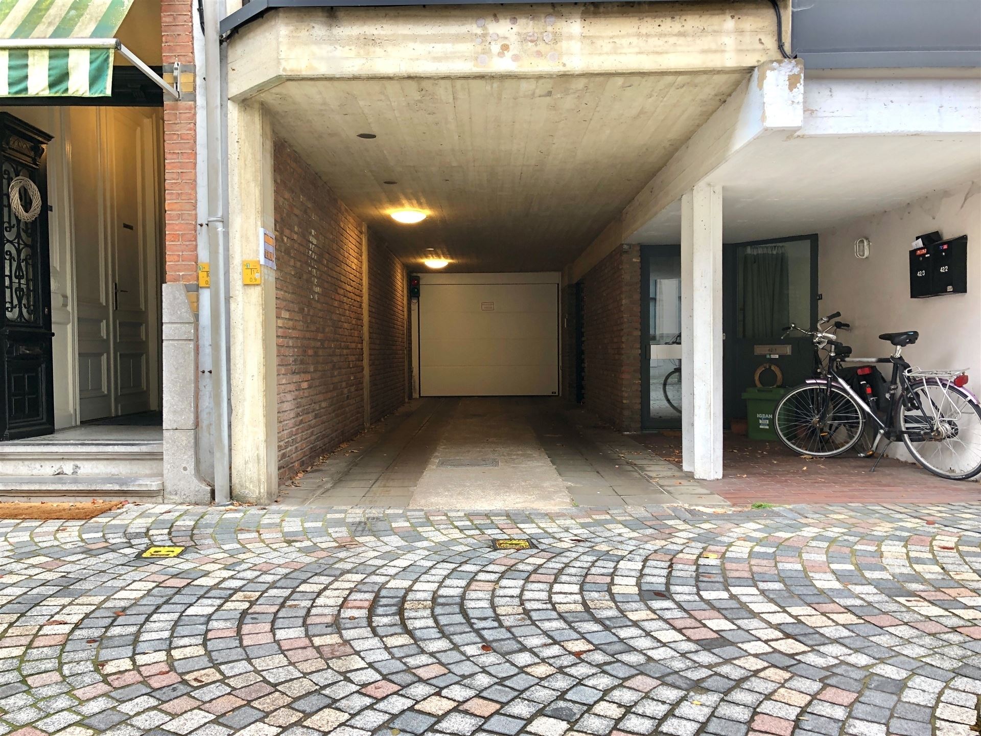 Zeer gunstig gelegen, ruime garagebox te koop helemaal in het centrum van de bruisende stad Mortsel. foto 11