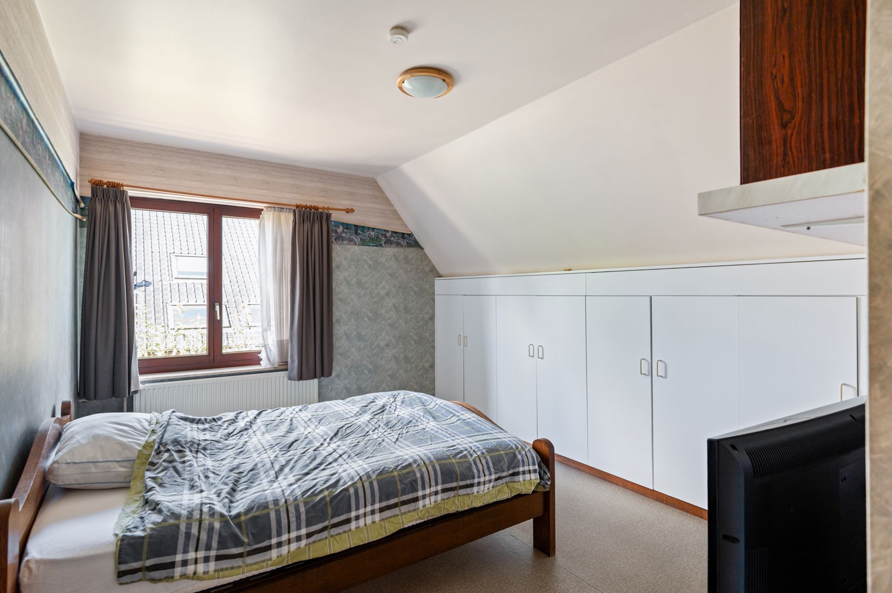 Ruime gezinswoning met bijgebouw en tuin op 694m2 grond foto 6