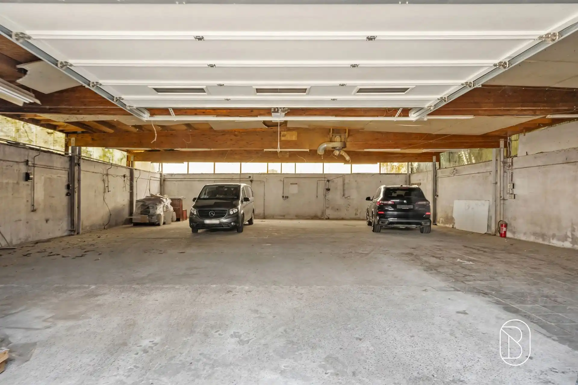 Commercieel gelegen kantoor/praktijk + woonst met atelier foto 7