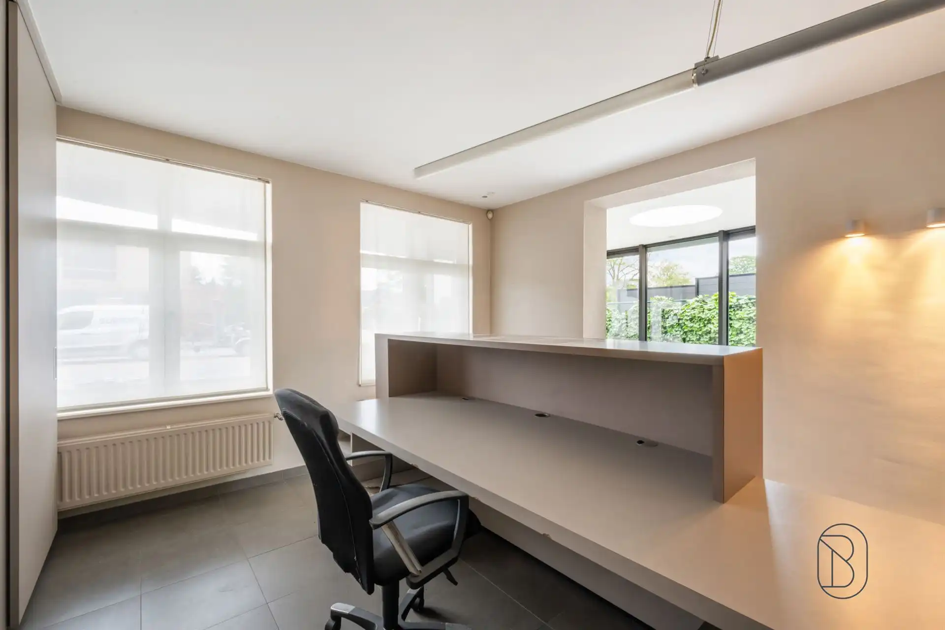 Commercieel gelegen kantoor/praktijk + woonst met atelier foto 14