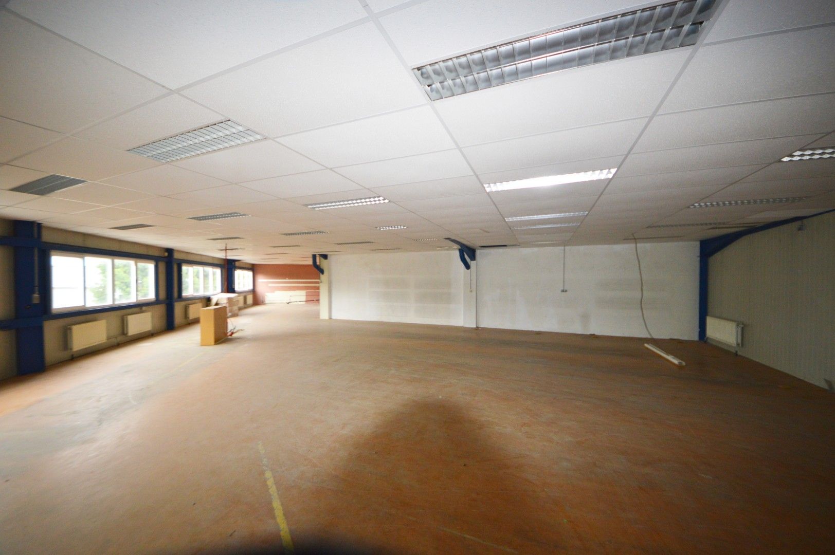 COMMERCIEEL GEBOUW BAANLOCATIE MET PARKING NABIJ MCDONALDS foto 27