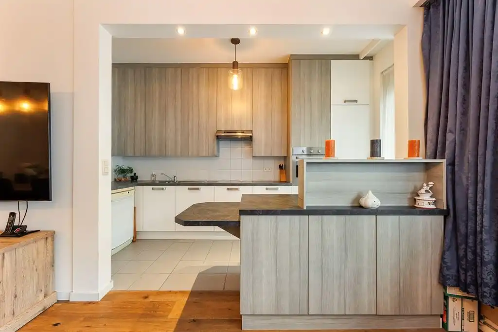 Instapklaar appartement met 3 slaapkamers en veel licht vlak bij het Rivierenhof foto 2