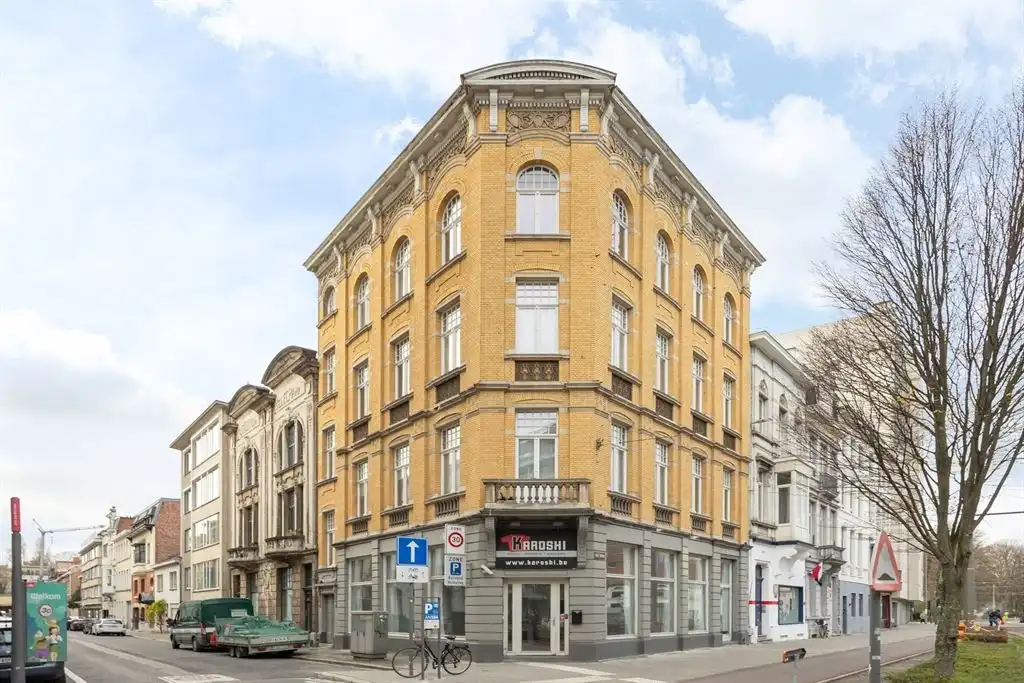 Handelsruimte met veel visibiliteit foto {{pictureIndex}}