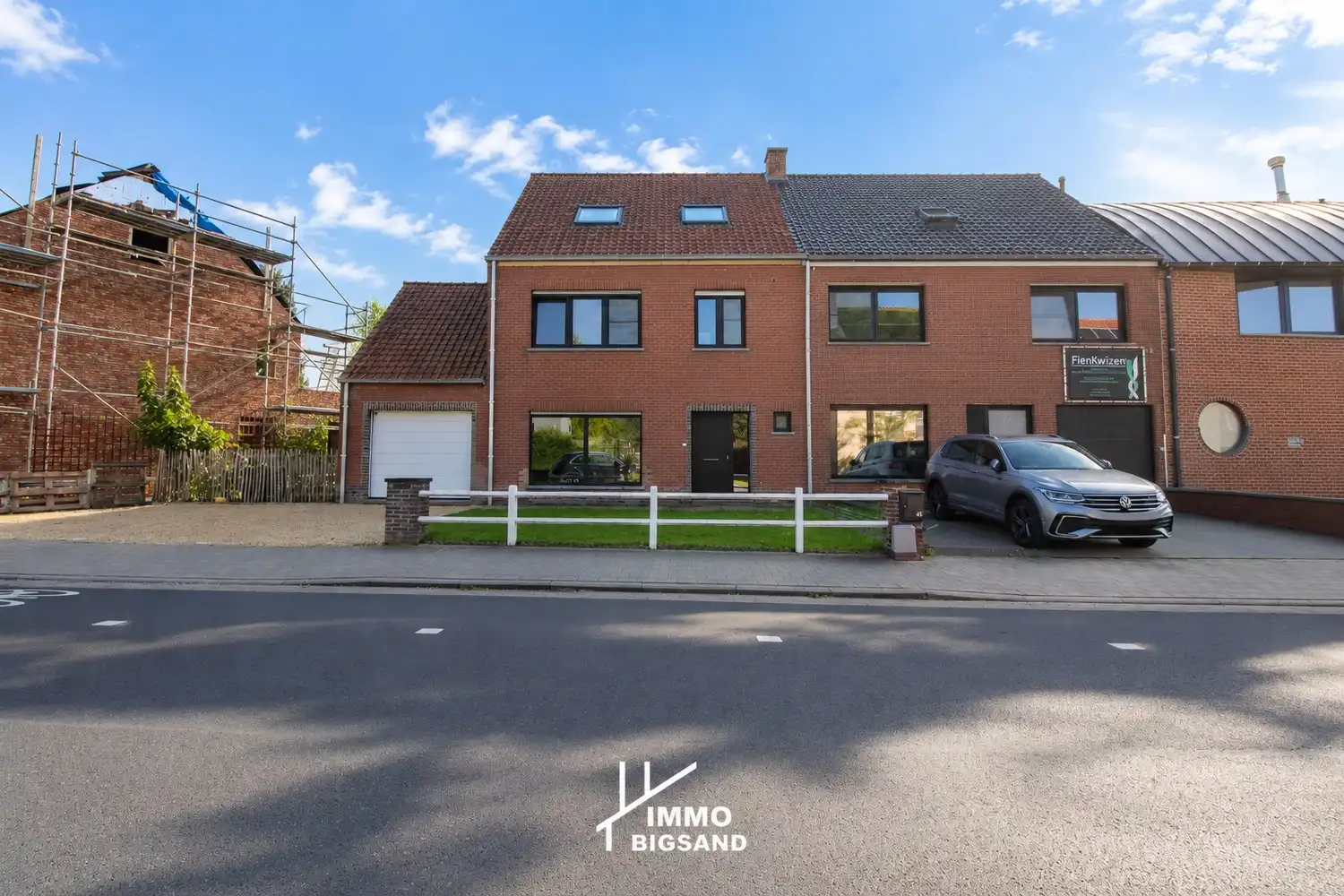 Gerenoveerde halfopen woning met authentieke elementen met 3 slaapkamers en garage foto 2