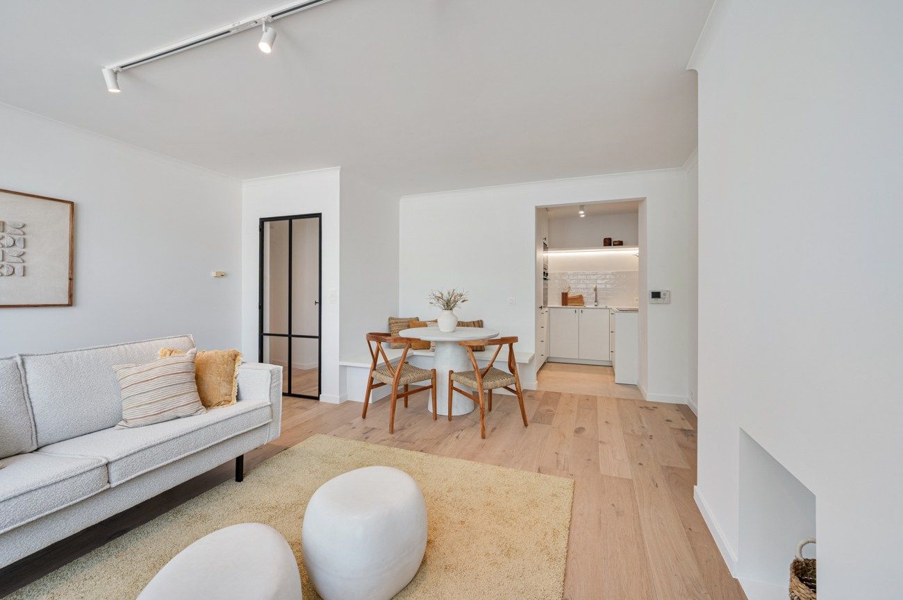Knap gerenoveerd 2-slpk-appartement in het centrum van Kortrijk. foto {{pictureIndex}}