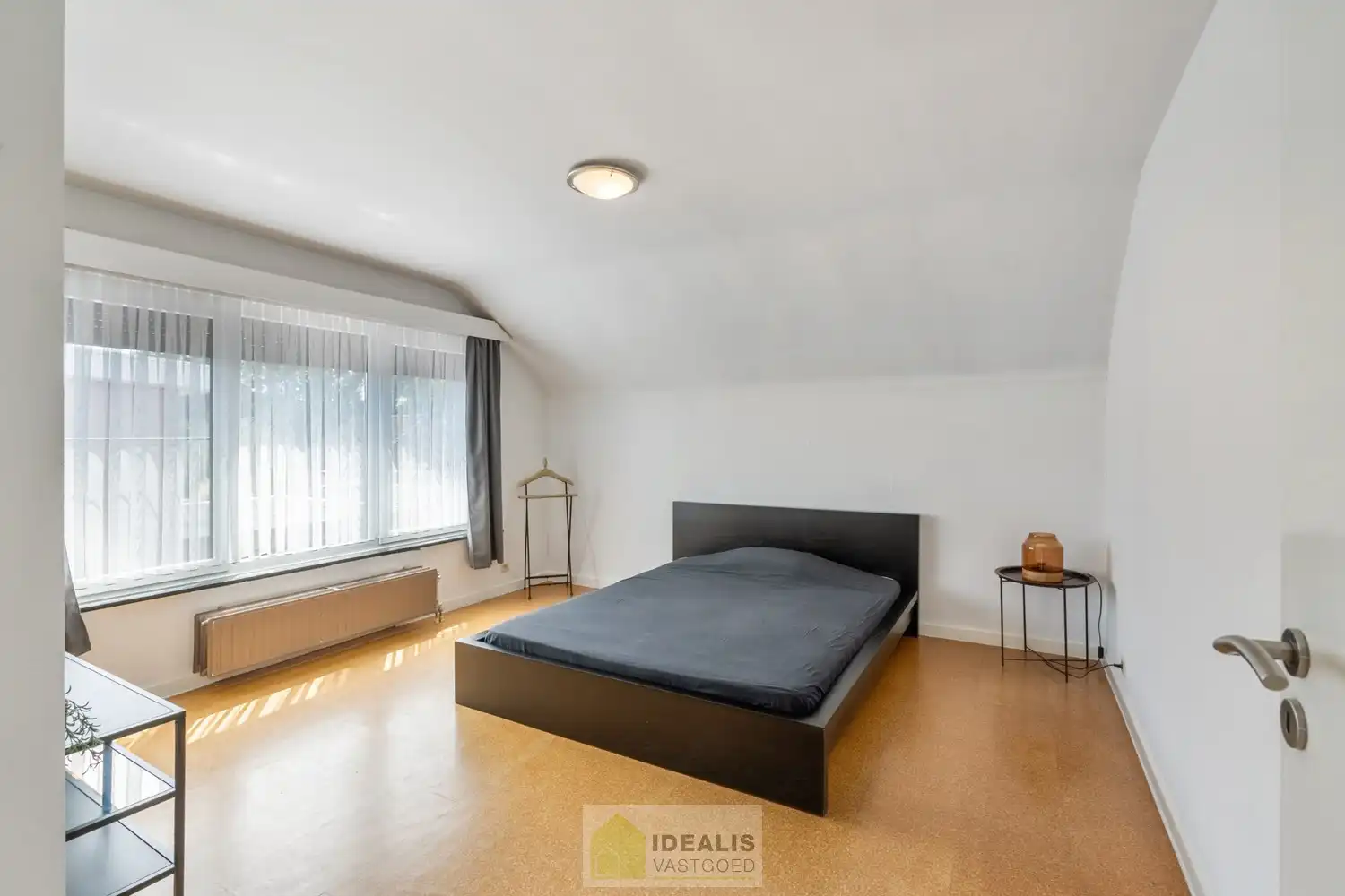 IDEALIS VASTGOED – EENGEZINSWONING MET EEN KNAPPE LEEFRUIMTE MET OPEN HAARD EN AANSLUITEND OPEN MODERNE KEUKEN, EEN HEERLIJKE VERANDA, MOGELIJKHEID TOT 4 SLAAPKAMERS, 2 BADKAMERS, 2 GARAGES EN EEN RUIM WERKHUIS MOMENTEEL INGERICHT ALS LOUNGERUIMTE, VOLLEDIG AANGELEGD MET EEN KNAPPE TUIN OP EEN PERCEEL VAN 8A 65CA! Deze ruime gezinswoning omvat +- 204m² netto bewoonbare oppervlakte met een aangename woonkamer bestaande uit zit-en eetgedeelte, een open moderne keuken, veranda, mogelijkheid tot 4 slaapkamers en 2 badkamers. Momenteel is de woning ingericht als 2 aparte woongelegenheden. Tevens beschikt de woning over een apart garagegebouw bestaande uit 2 garages met achterliggend een werkhuis momenteel ingericht als loungeruimte. Een unieke kans voor kandidaten op zoek naar een ééngezinswoning voorzien van alle faciliteiten op een fijne locatie tussen de centra van Oudsbergen, Bocholt, Bree en Peer! De huidige eigenaar heeft reeds een nieuw dak aangekocht. Dit wordt geplaatst voor de... foto 22