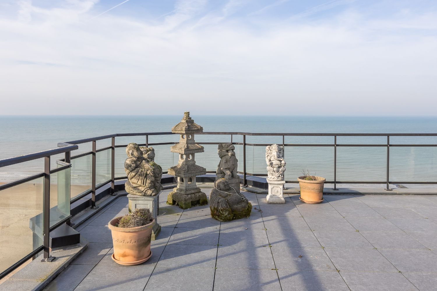 Ruime penthouse met fenomenaal open zicht op de zeedijk van Oostende foto 5