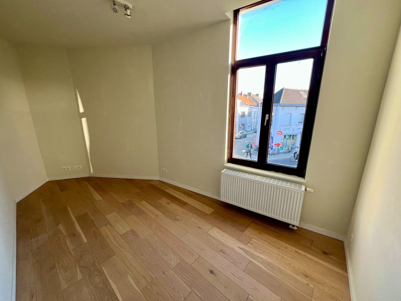 Recent gerenoveerd appartement met 4 slaapkamers te huur! foto 12