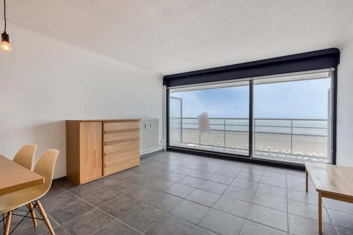 Appartement te koop in Blankenberge met frontaal zeezicht foto 4