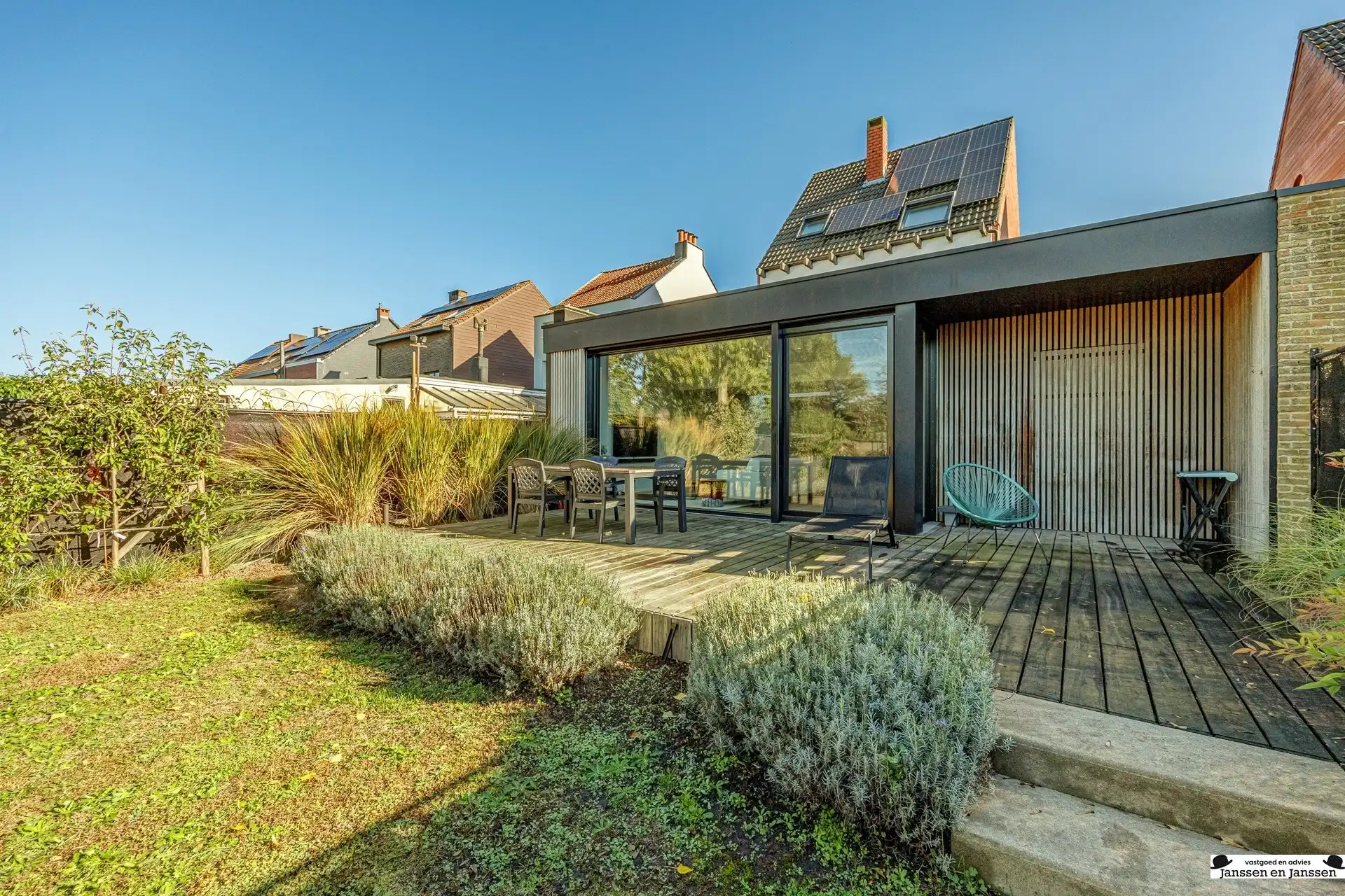 Prachtig gerenoveerde woning met 4 slaapkamers, garage en zonnige tuin foto 32