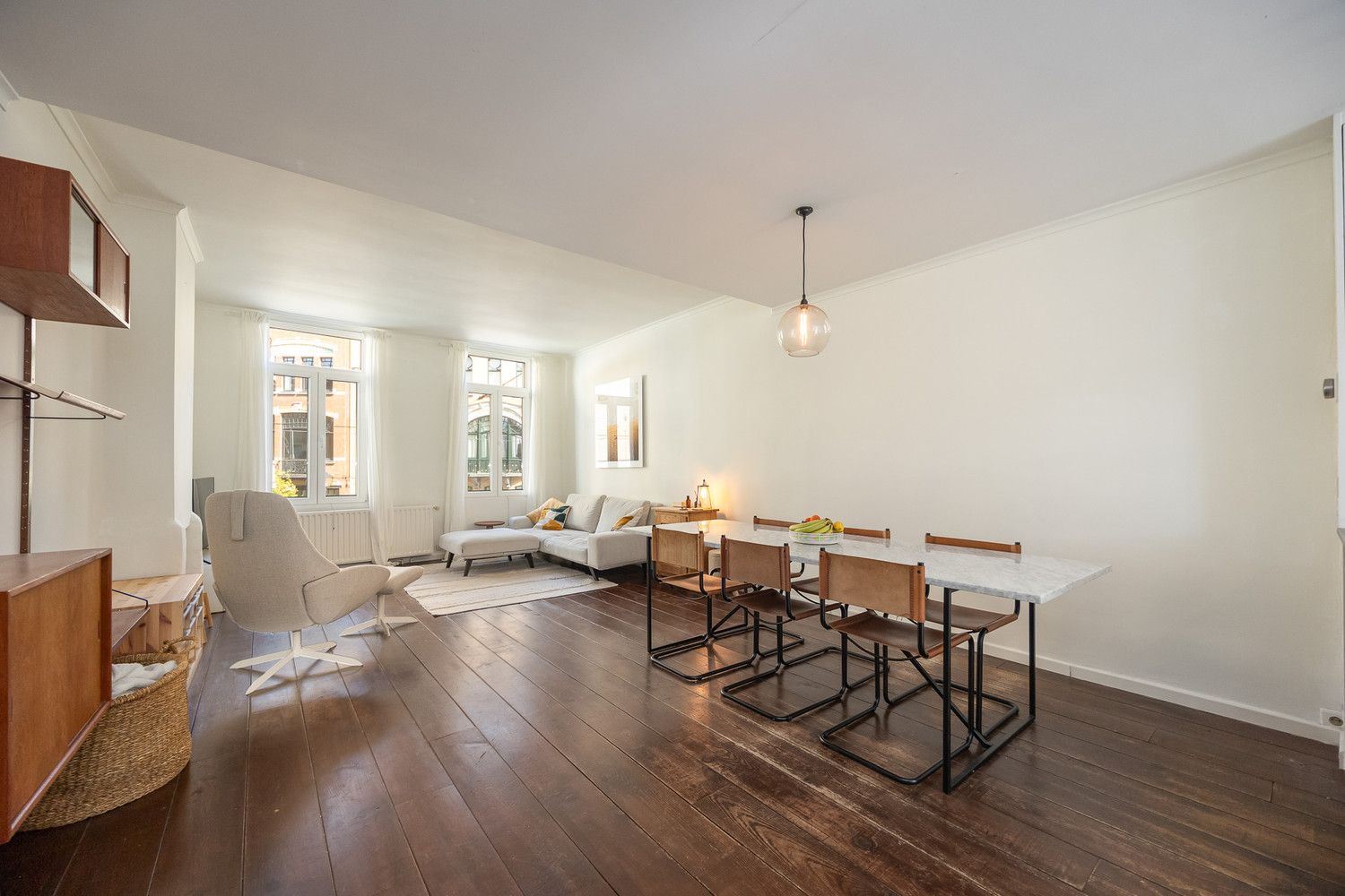 Hoofdfoto van de publicatie: Instapklare Bel-étagewoning met 2 à 3 slk's te Zurenborg met 2 zonnige terrassen en garage