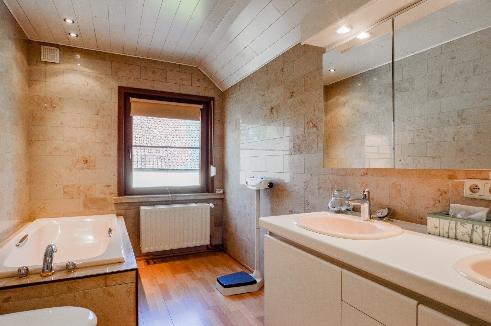 Ruime rijwoning op toplocatie in de Brugse binnenstad foto 13