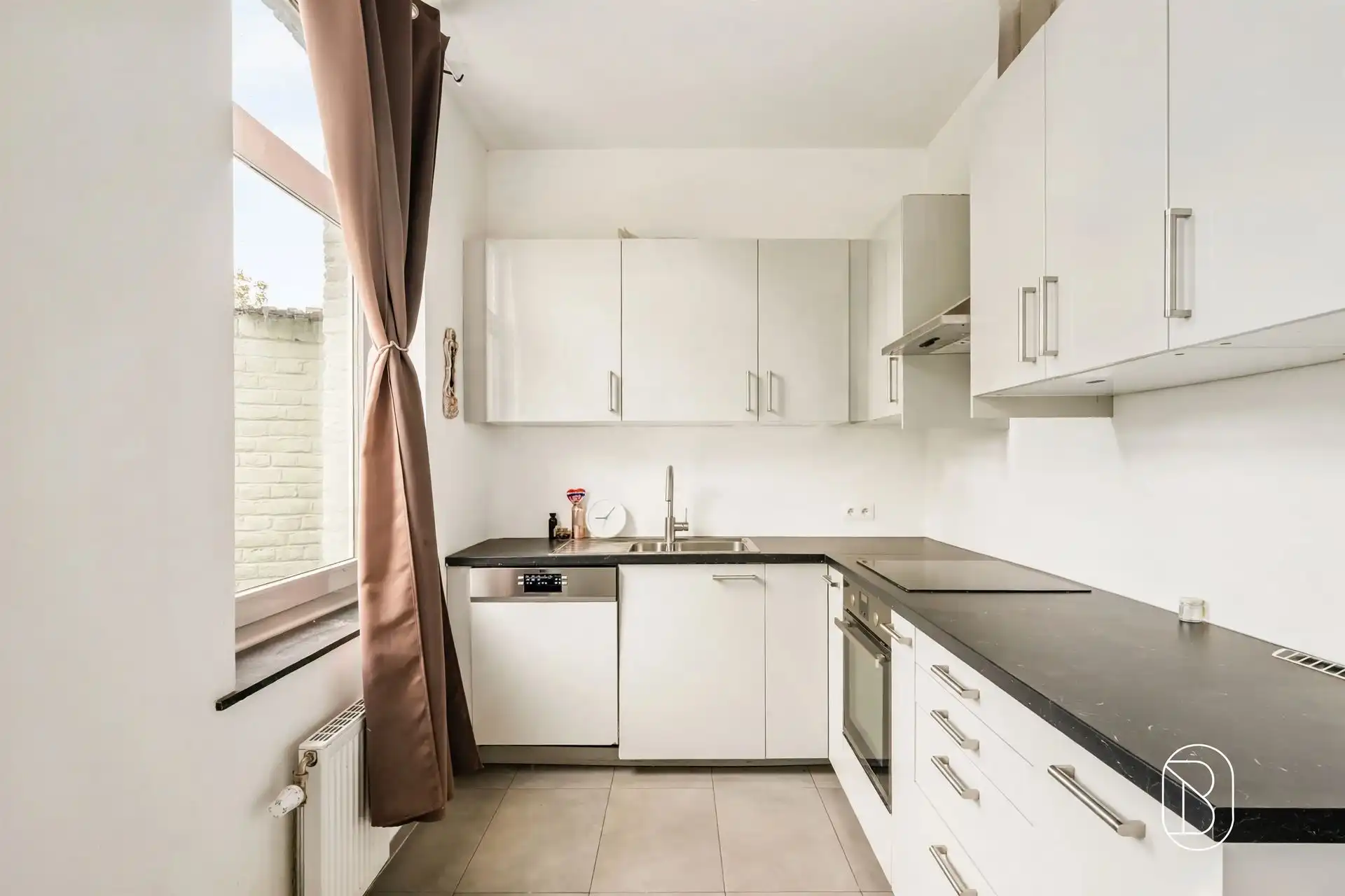  Ruime gezinswoning met 5 slaapkamers en grote tuin! foto 8