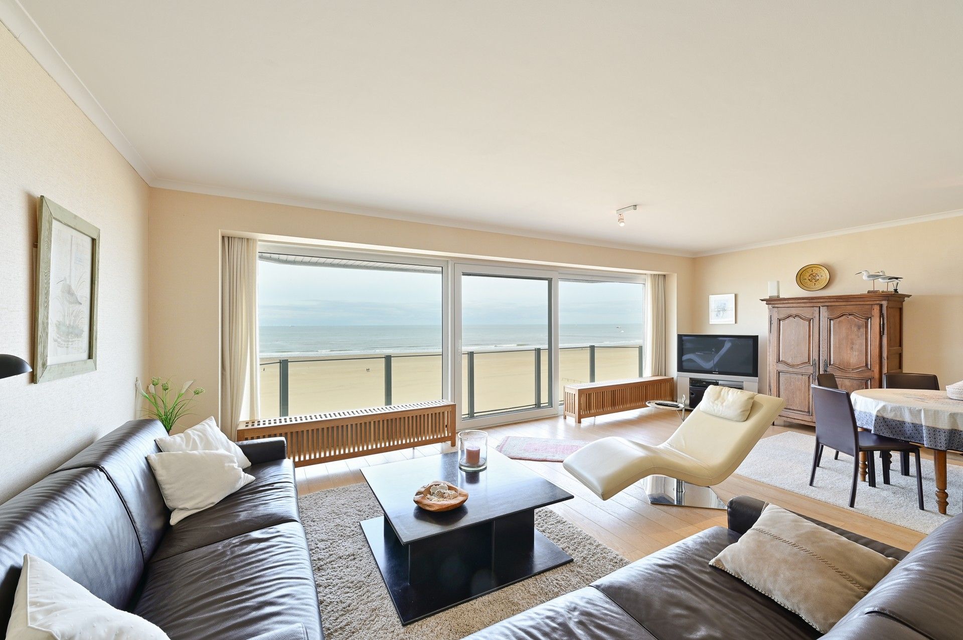 Ruim appartement, goed gelegen aan het Albertstrand te Knokke. foto 1