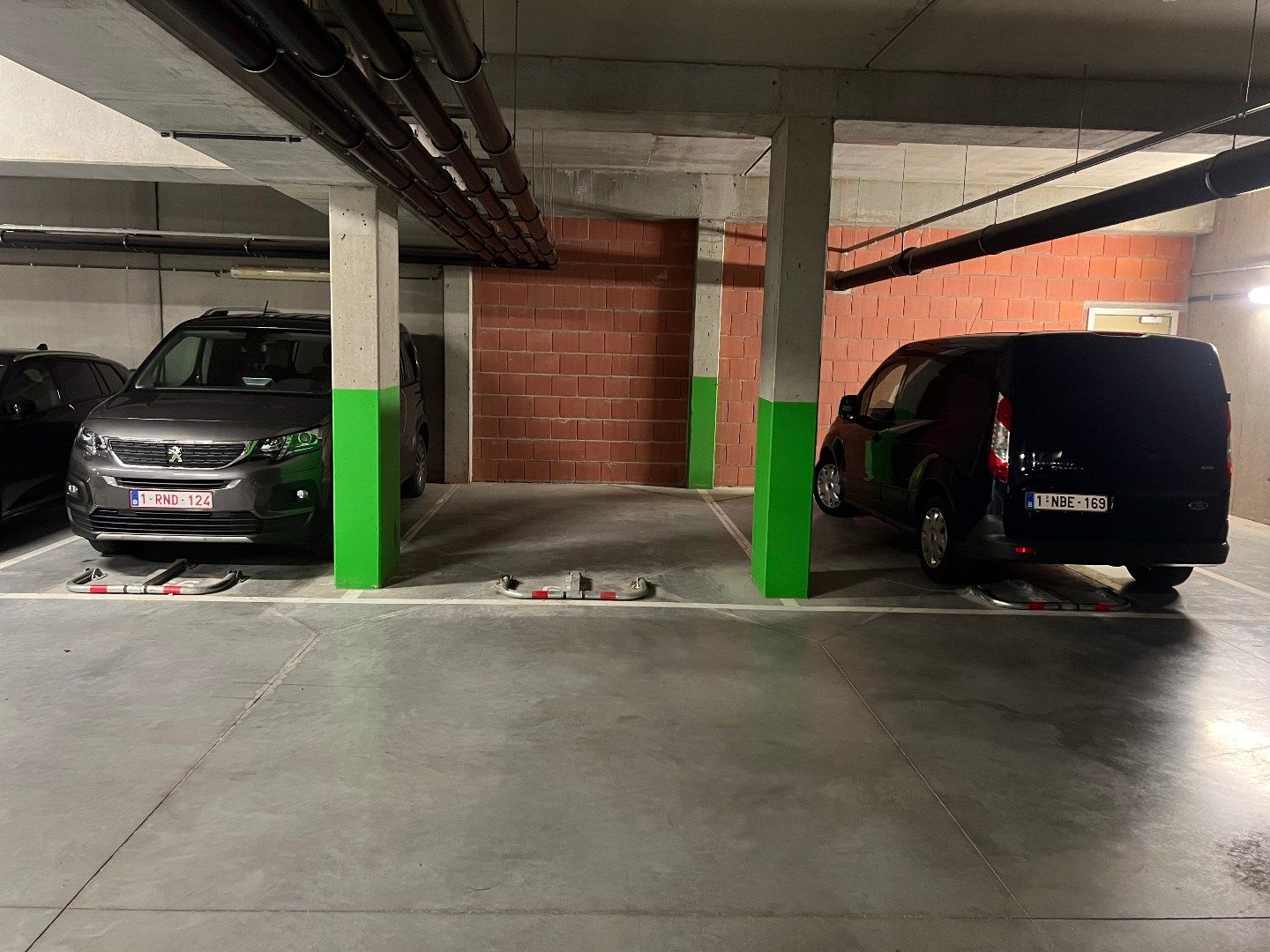 Overdekte parkeerplaats foto {{pictureIndex}}