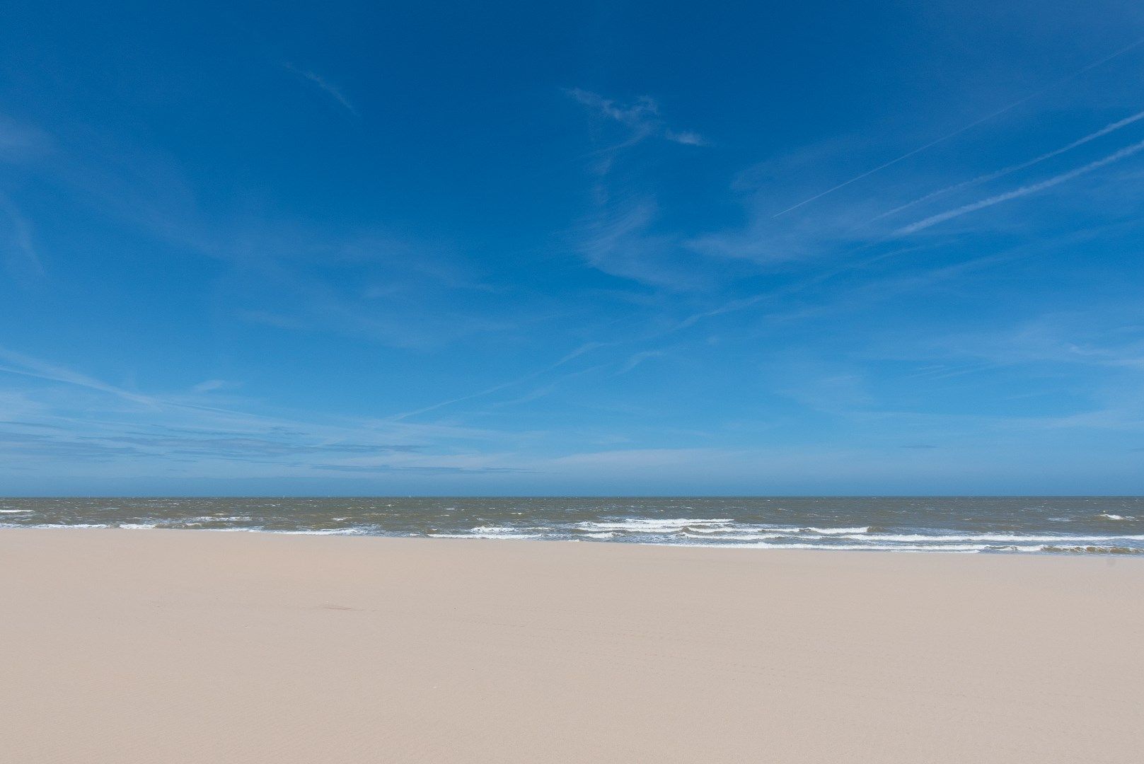 Instapklaar appartement op het gelijkvloers met prachtig zicht op zee. Gelegen aan de Zeedijk, op een toplocatie aan het strand. foto 16
