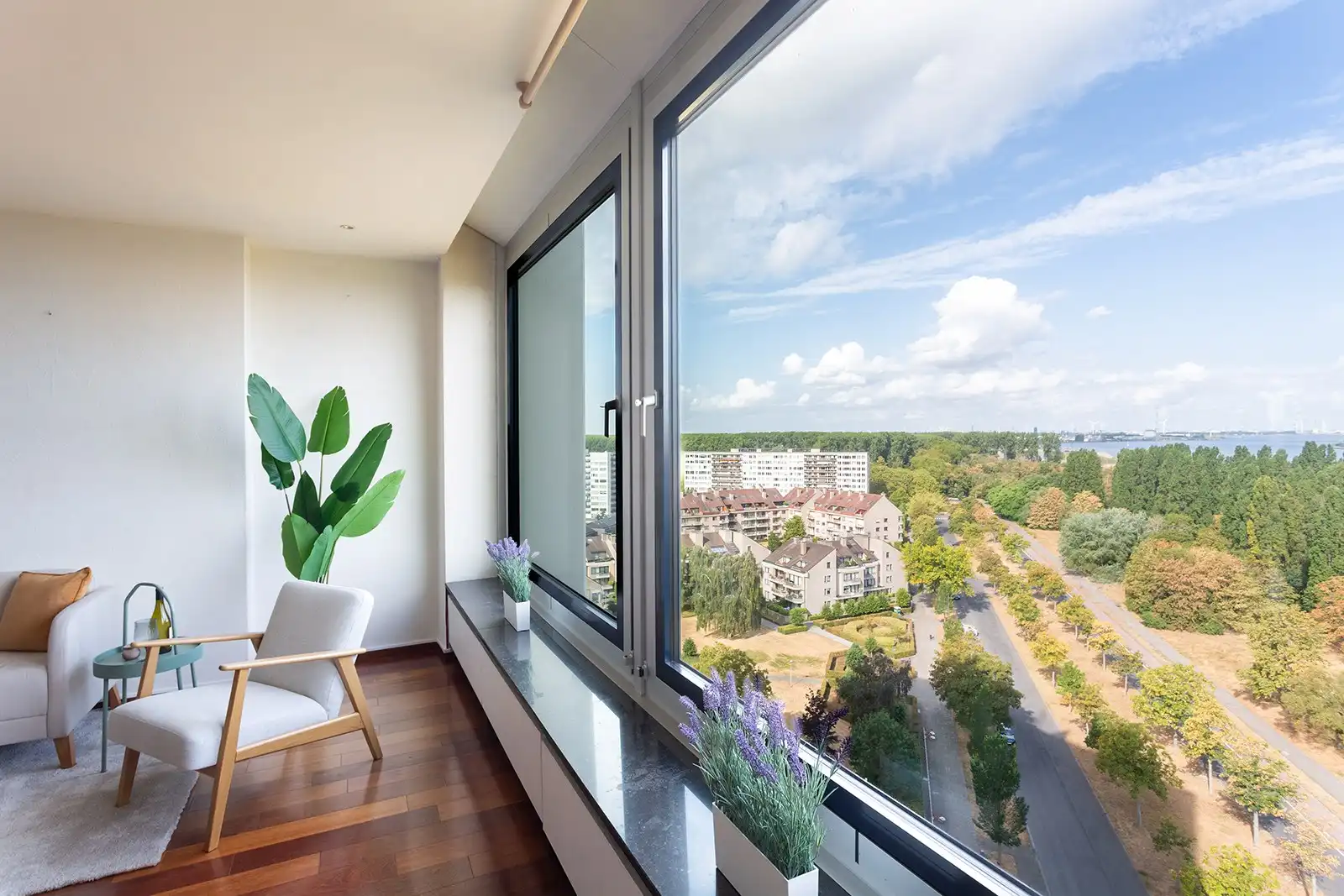 Lichtrijk 2-slaapkamerappartement met ruim terras en panoramisch uitzicht foto 5