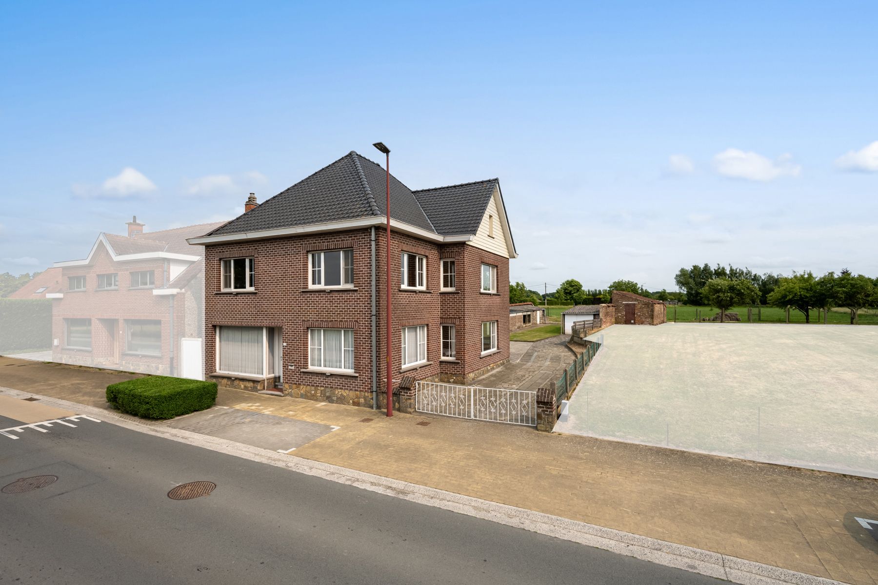 Grote, halfopen woning met grote weide foto 2