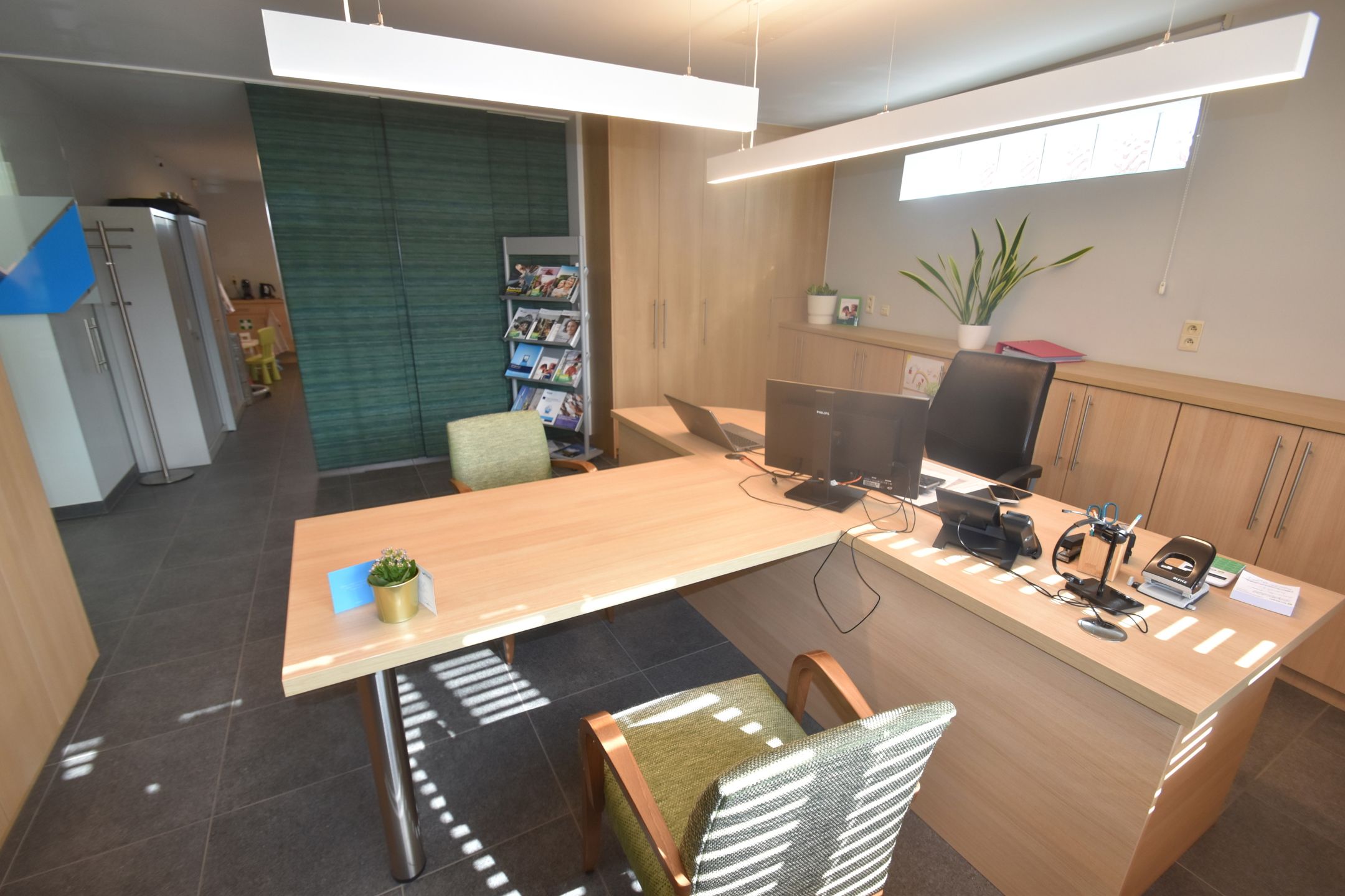 Instapklare villa/bungalow met aansluitend een kantoorruimte/handelsgelijkvloers op ruim perceel van +/- 30 are. Meerdere parkeerplaatsen foto 29