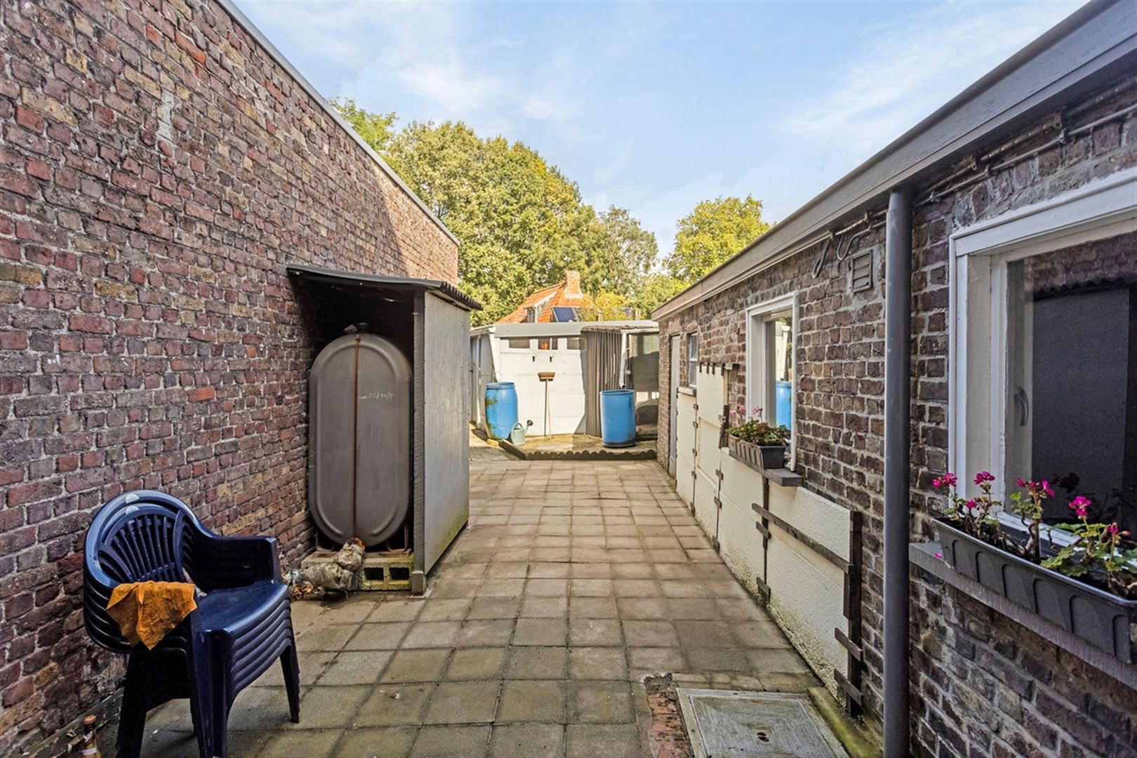 Te renoveren woning met tuin en toegang achteraan. foto 25