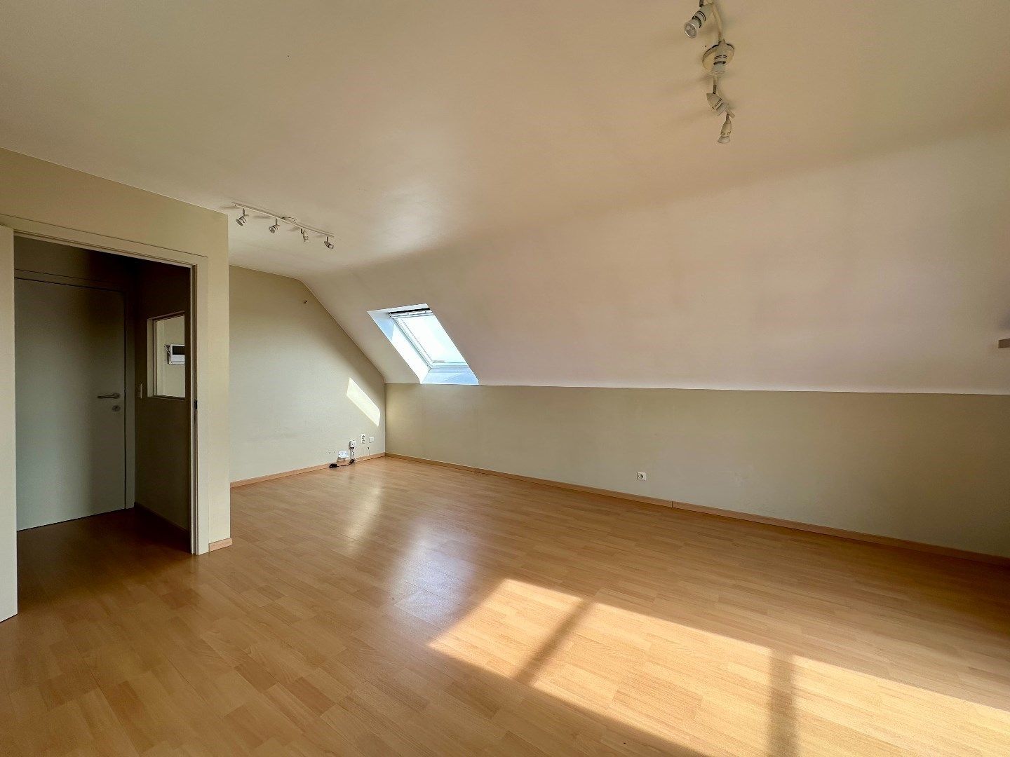 Instapklaar appartement met 2 slaapkamers te Aartrijke foto 4