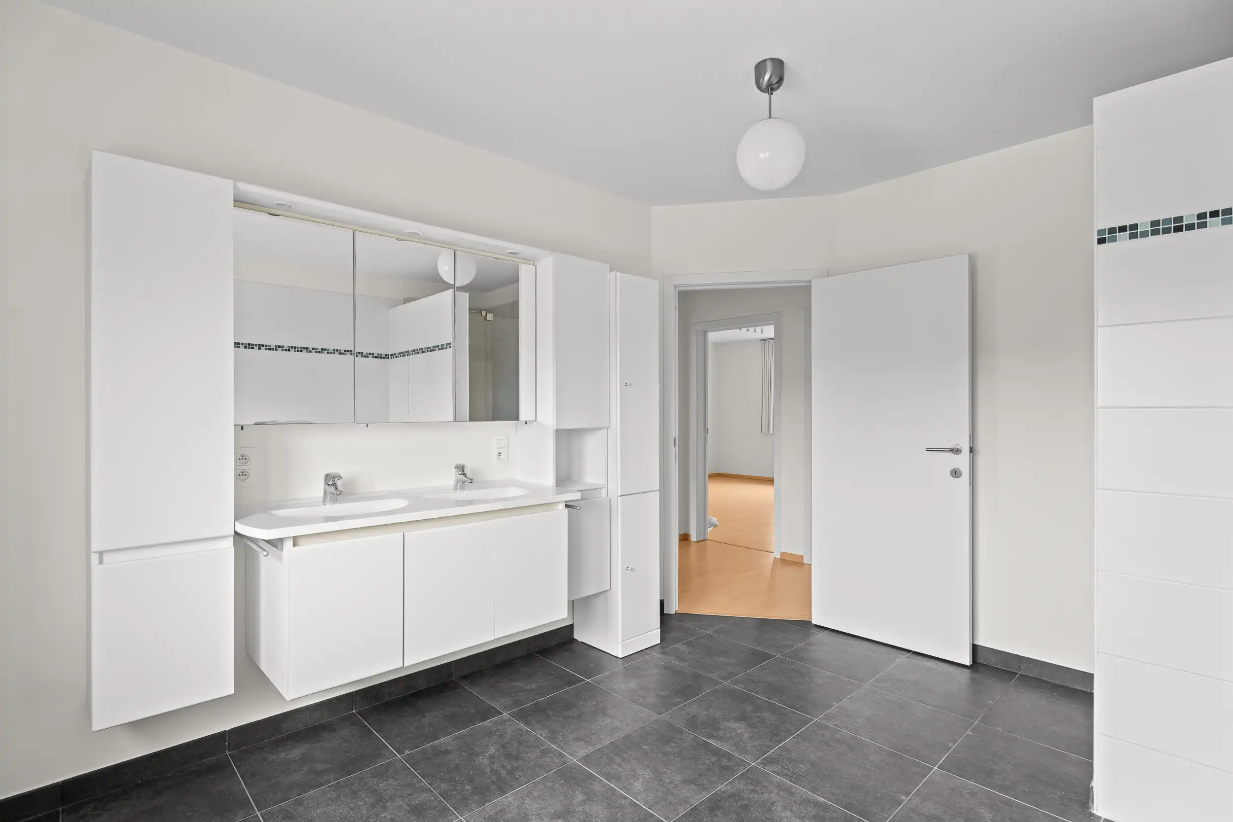 Moderne en energiezuinige gezinswoning in hartje Lochristi foto 10