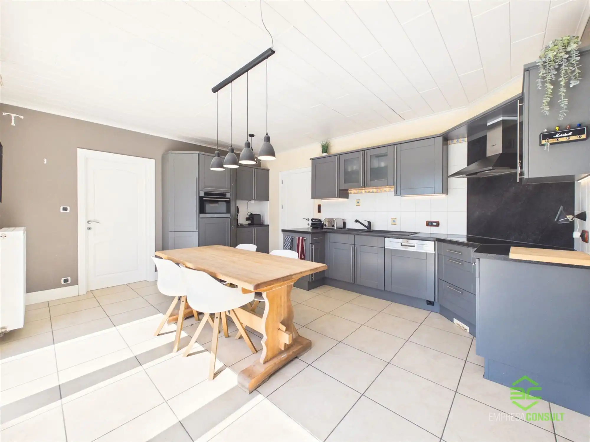 Ruime woning met 4/5 slpk en dubbele garage op 12a 50ca! foto 9