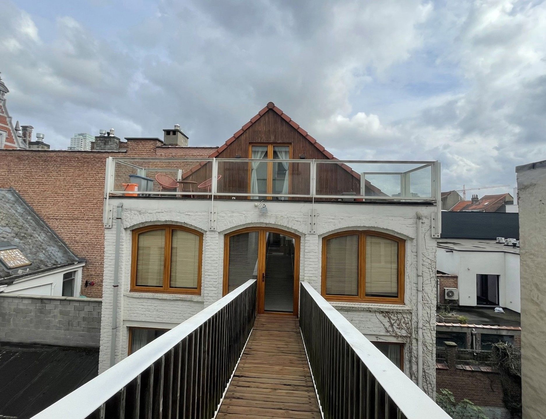 Bemeubelde loft met veel lichtinval foto 10
