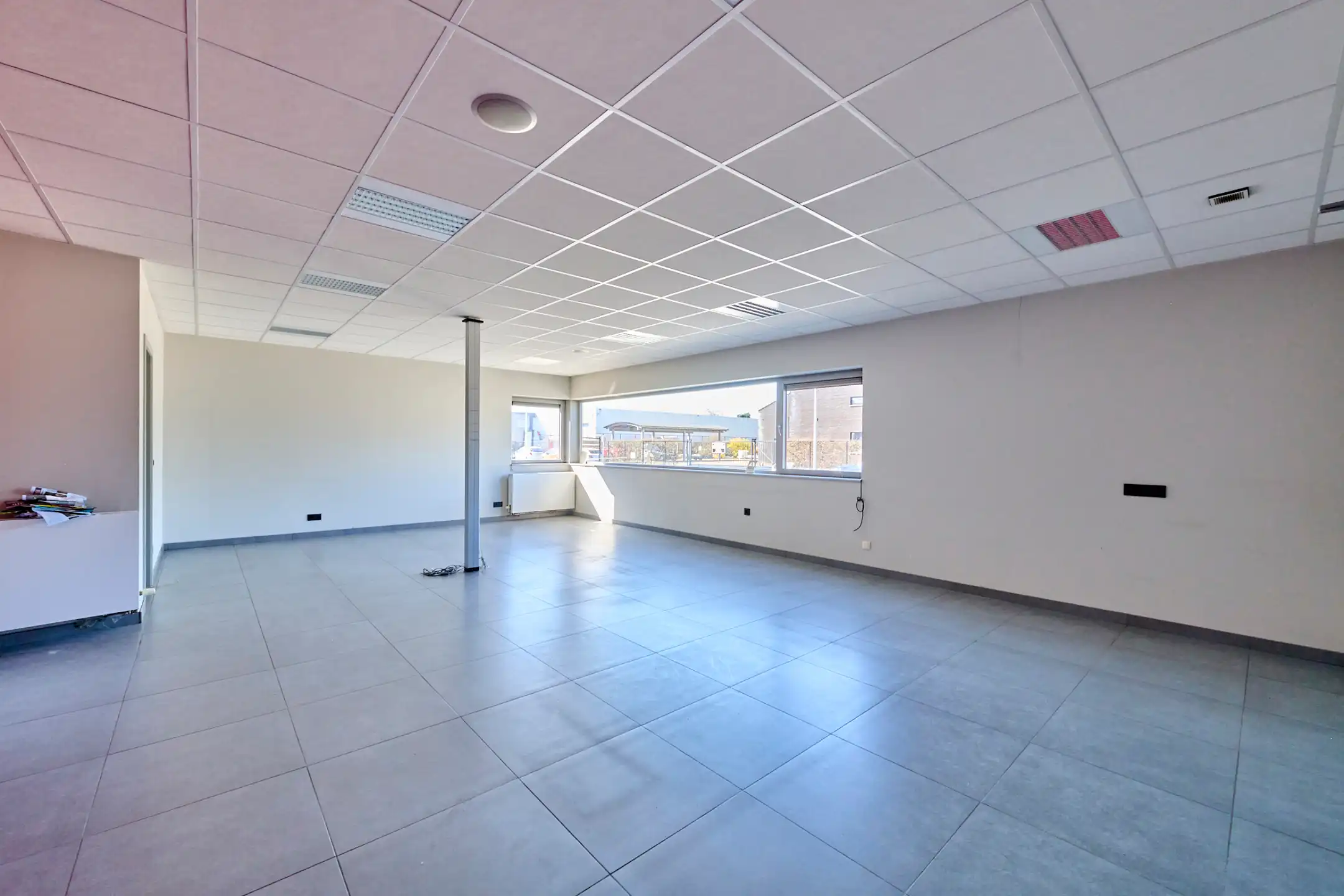 MULTIFUNCTIONEEL BEDRIJFSGEBOUW MET APPARTEMENT EN BUITENTERREIN foto 4