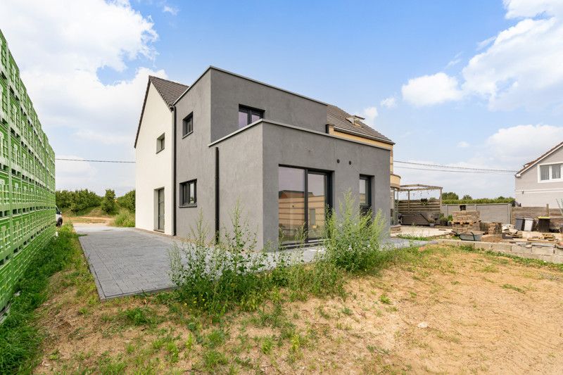 Totaal gerenoveerde woning, gelegen op 7are in een zeer rustige straat foto 3