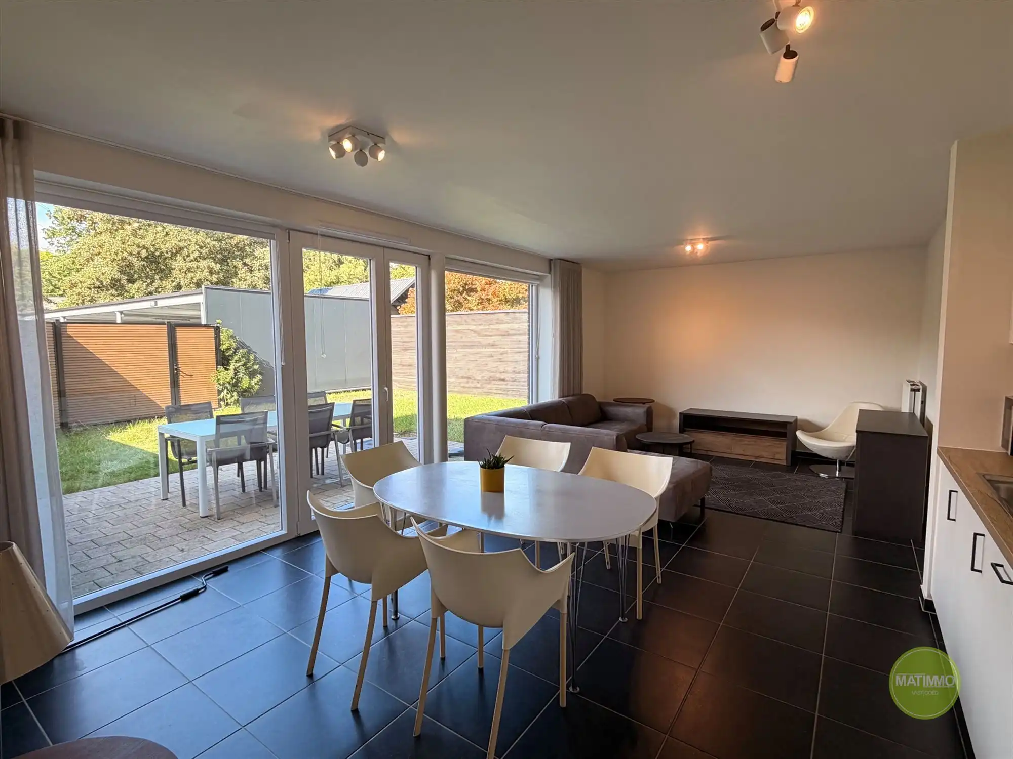 GELIJKVLOERS APPARTEMENT MET PRIVÉTUIN EN CARPORT IN MOL foto 5