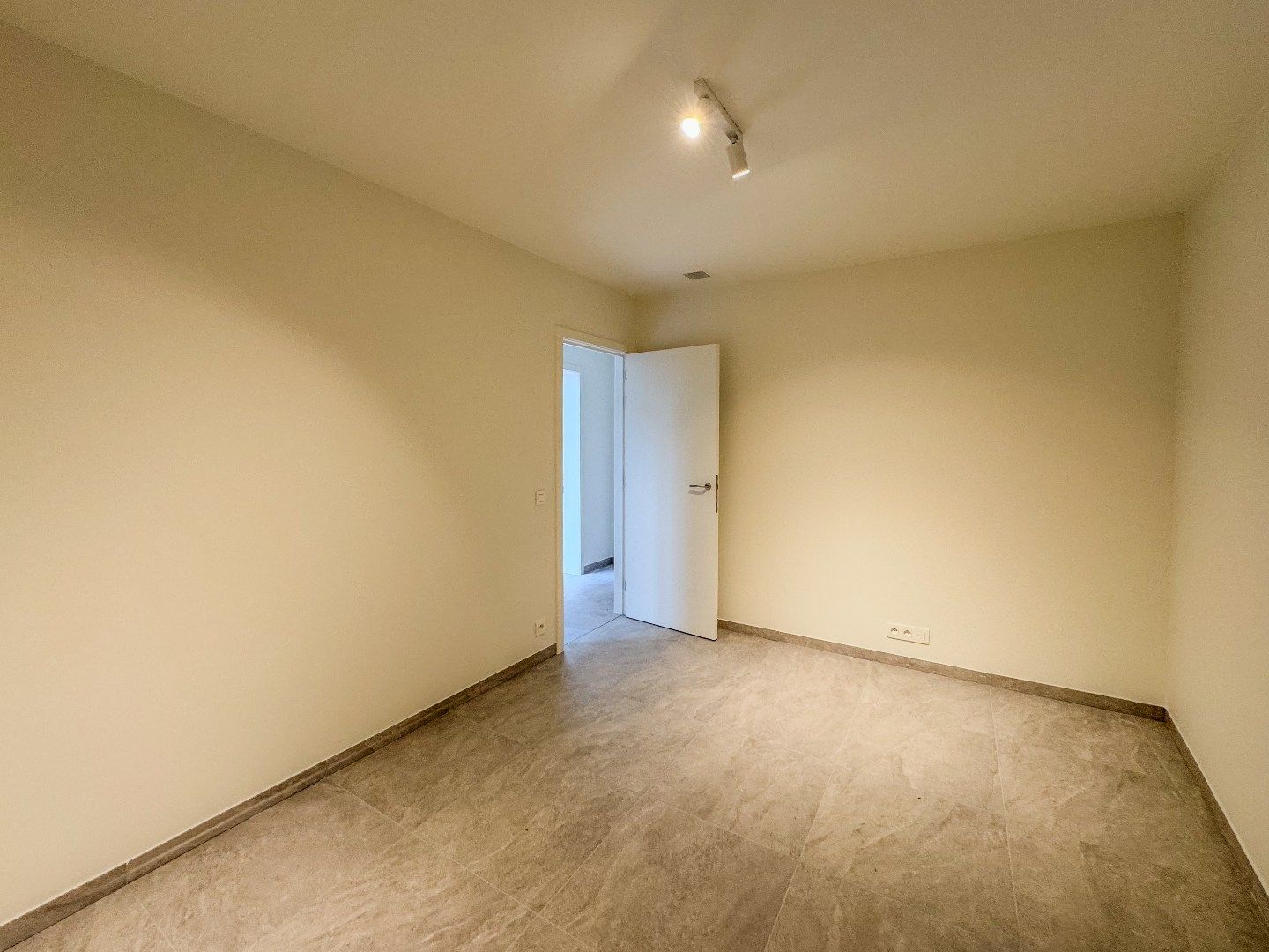 Gerenoveerde bel-etagewoning met 3 slaapkamers, garage en terras. foto 13