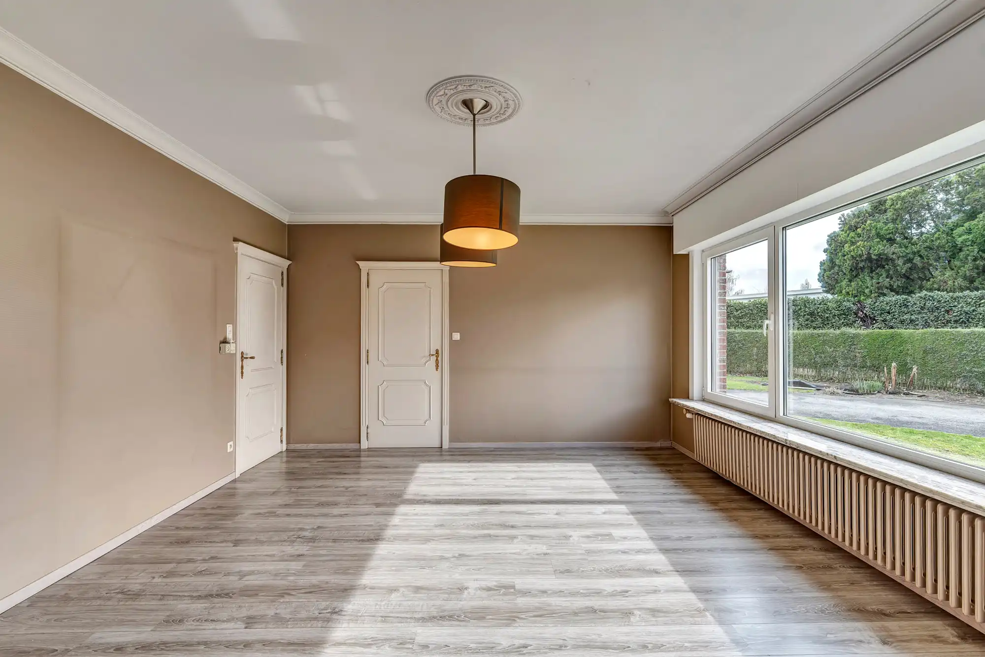 Zeer ruime woning met handelsruimte, garages en zonnige tuin foto 4