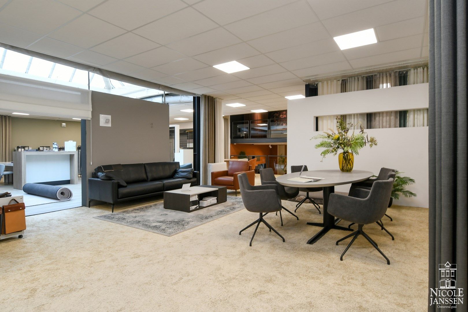 Ruim en luchtig handelspand van ca. 1050m² foto 8