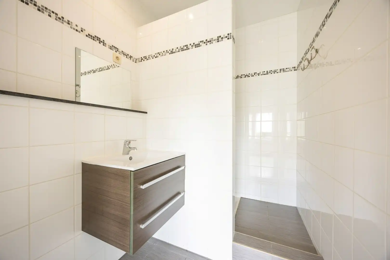 Zeer ruime woning (8 slpk + 8 badkamers) op een perceel van ca. 1.522 m² te Wijnegem/grens Schilde foto 28