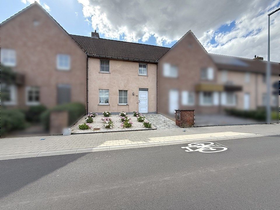 Goed gelegen woning met 3 slaapkamers én achterliggende garage foto {{pictureIndex}}