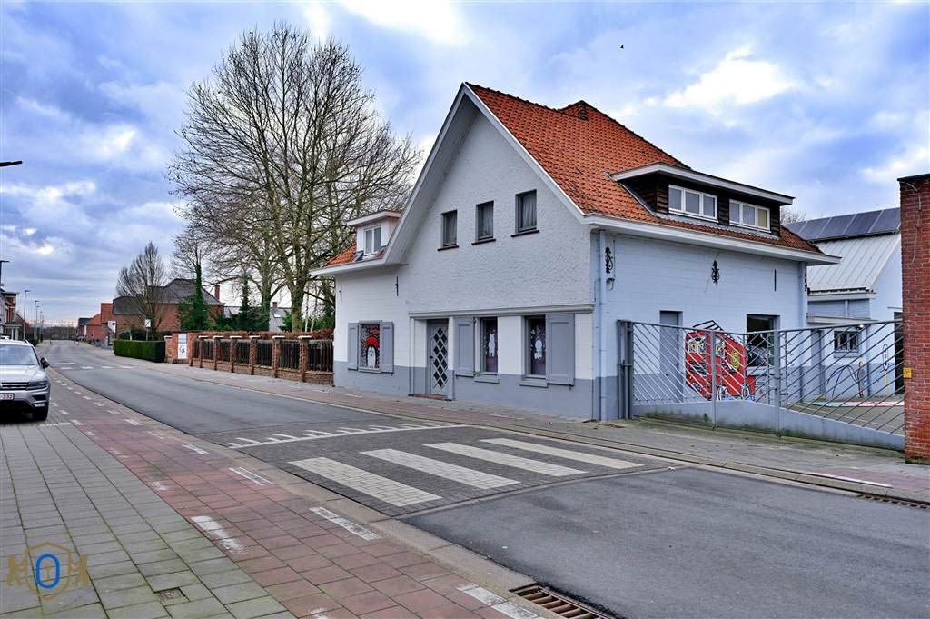 Complex van assistentieflats met garages en bijgebouwen foto 12