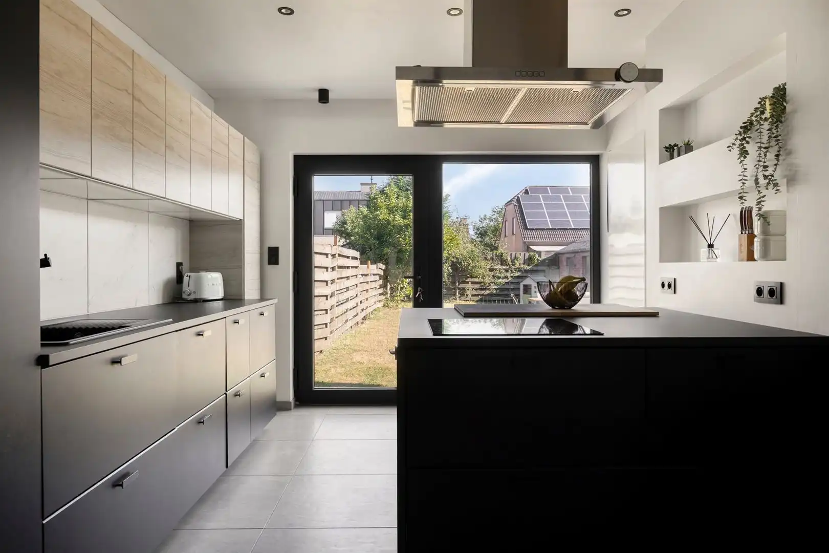 instapklare, hedendaags en stijlvol ingerichte woning met heerlijke tuin en garagebox foto 7