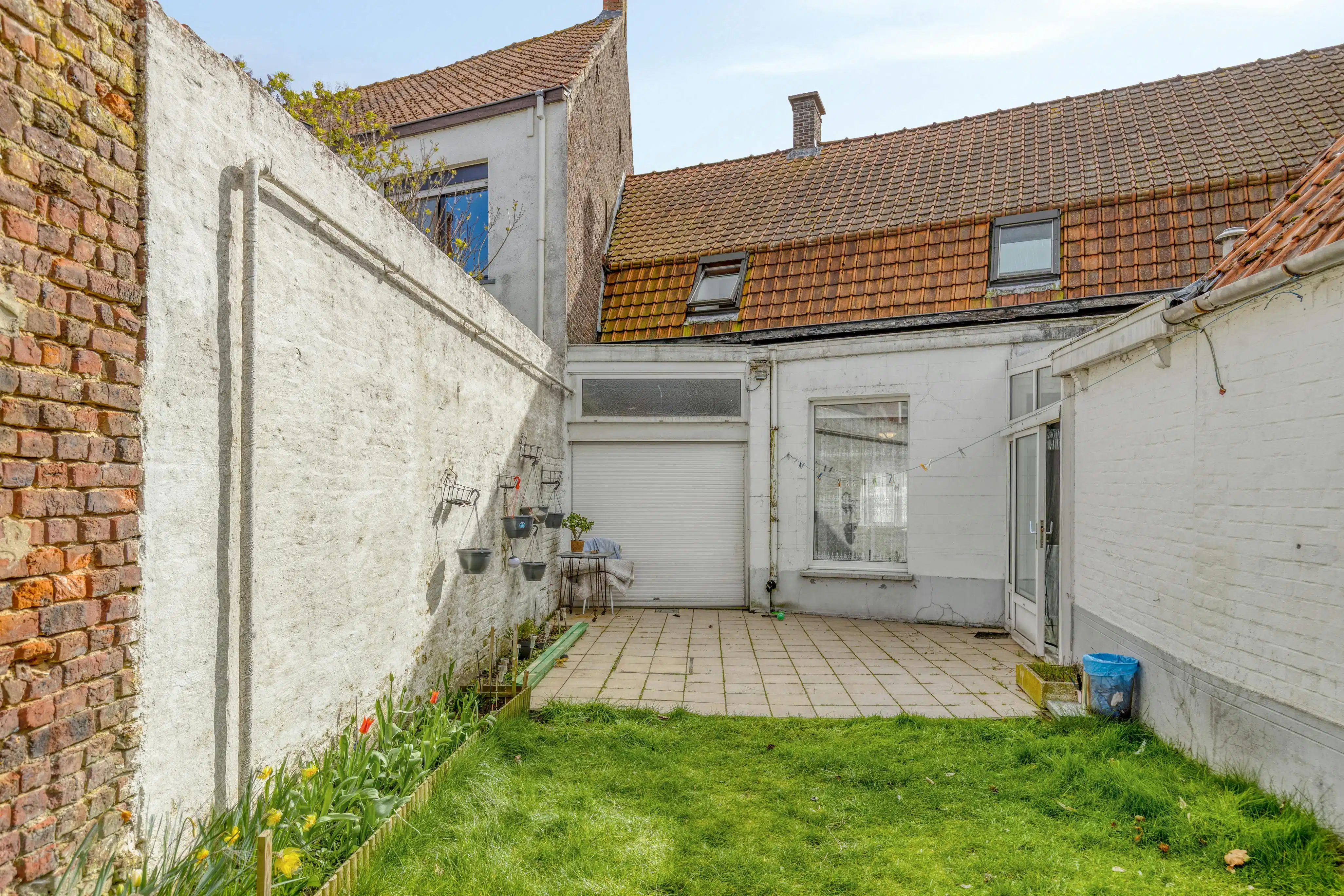 Ruime rijwoning met tuin en garage nabij centrum Izegem. foto 11