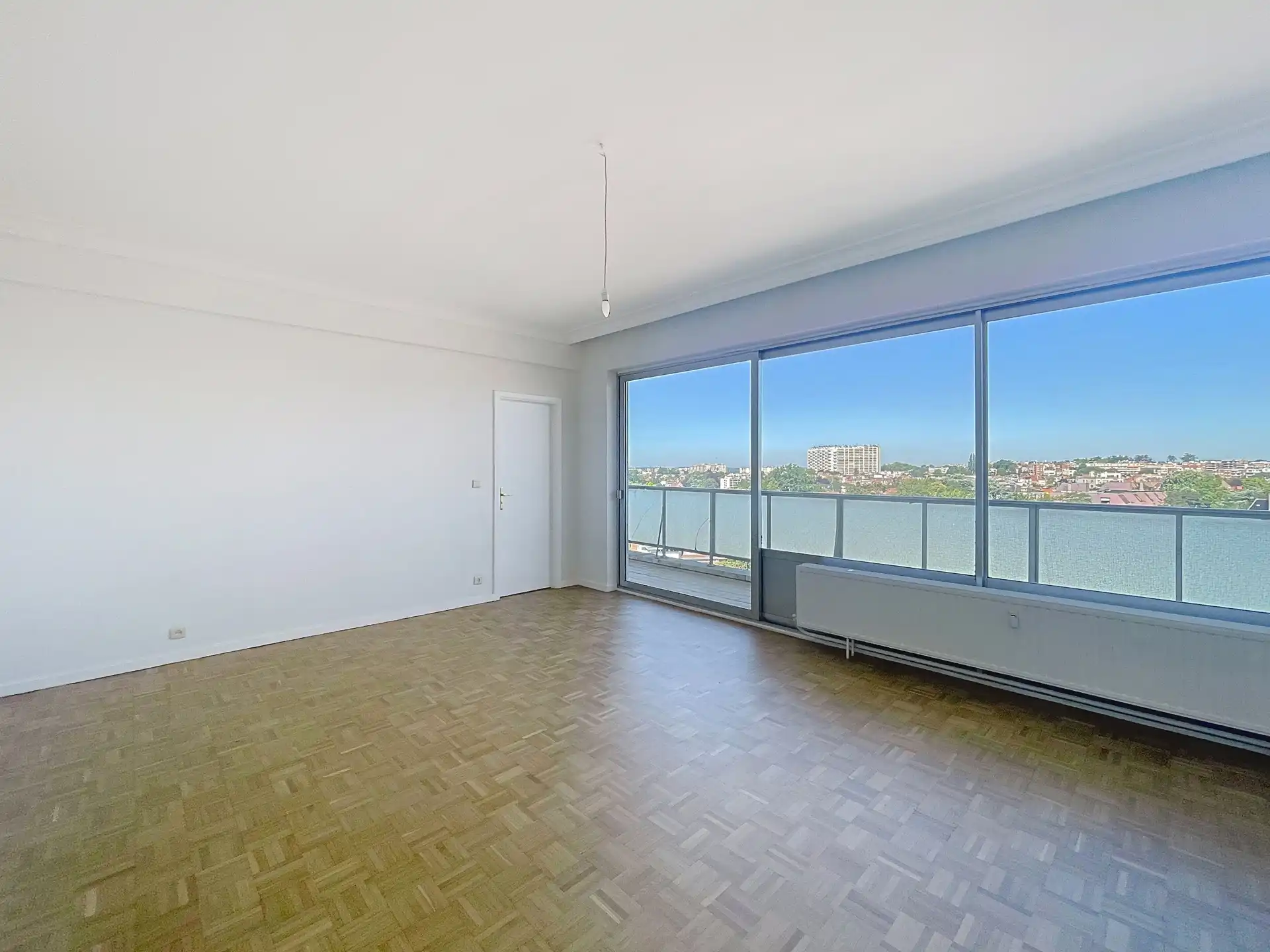 Gerenoveerd appartement met 1 slaapkamer in Brugmann! foto {{pictureIndex}}