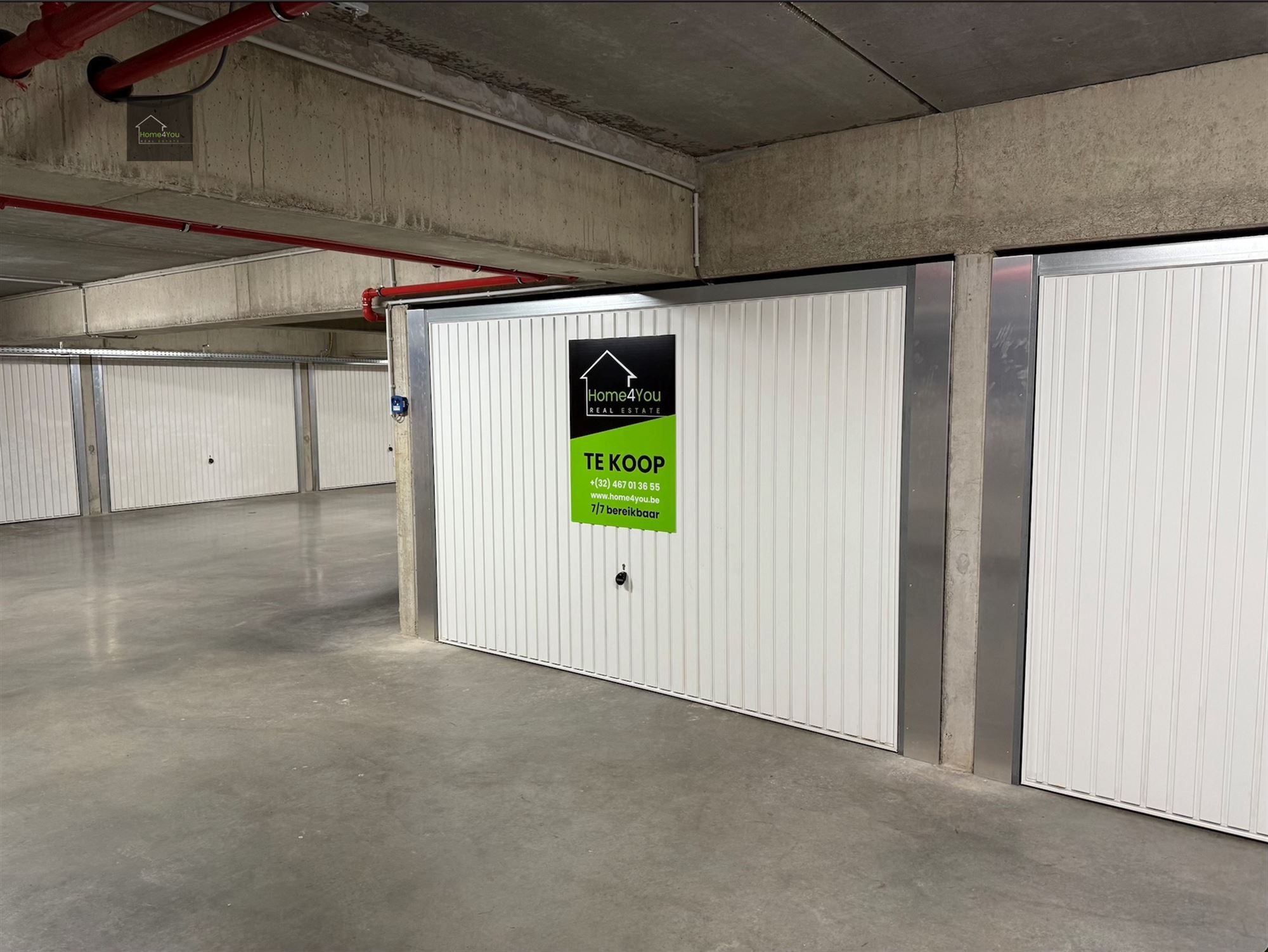 Ruime garagebox in nieuwbouwresidentie. foto {{pictureIndex}}