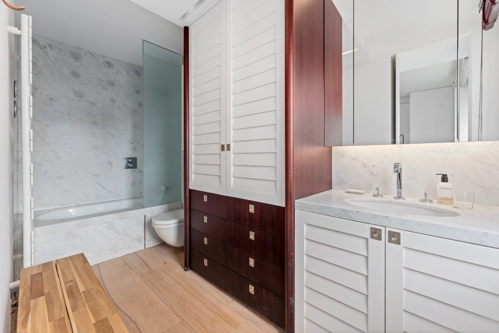 Prachtig gemeubeld appartement in een standingvolle residentie in hartje Zoute met 4 slk's!  foto 10