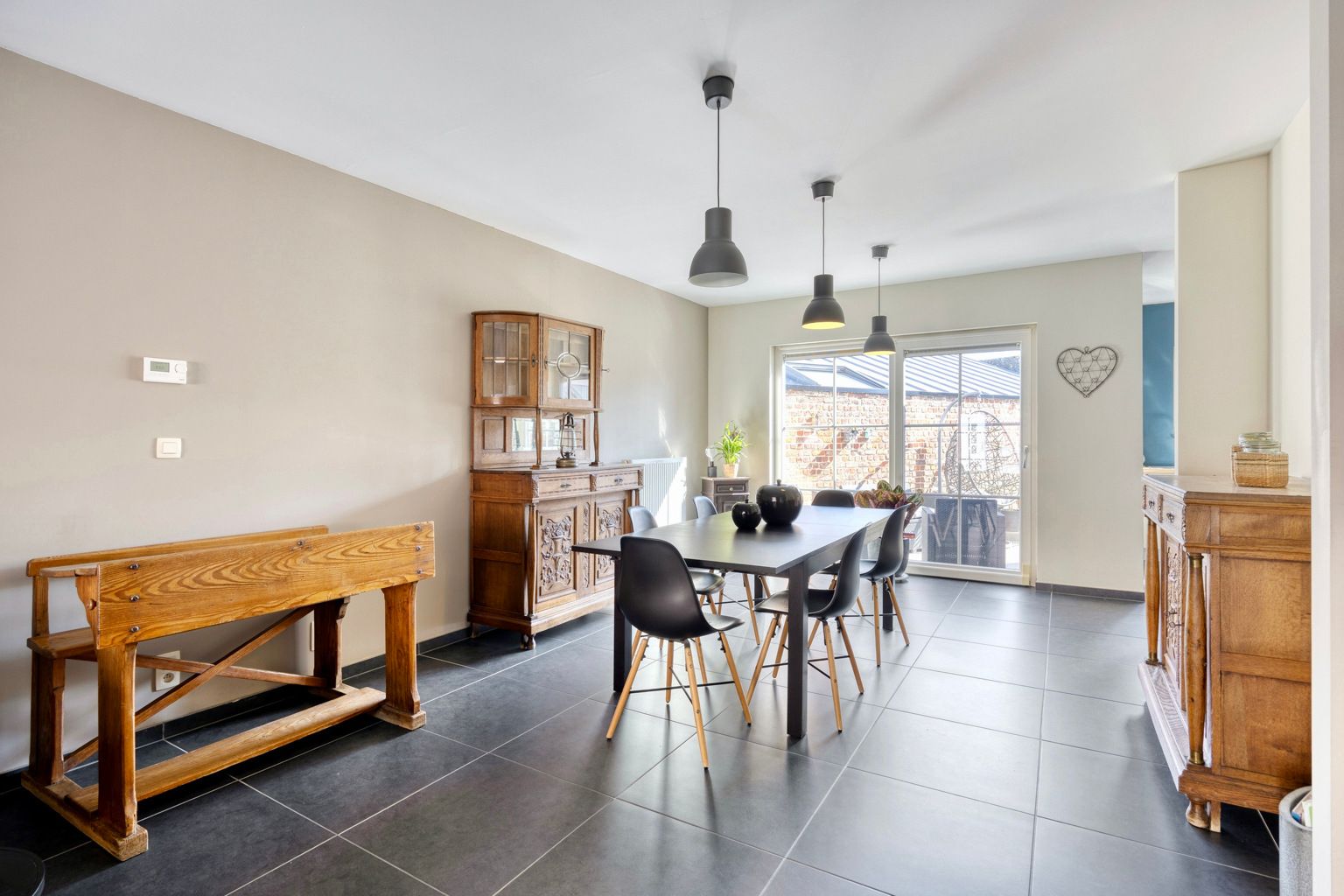 Instapklare recente woning met tuintje en carport foto 6