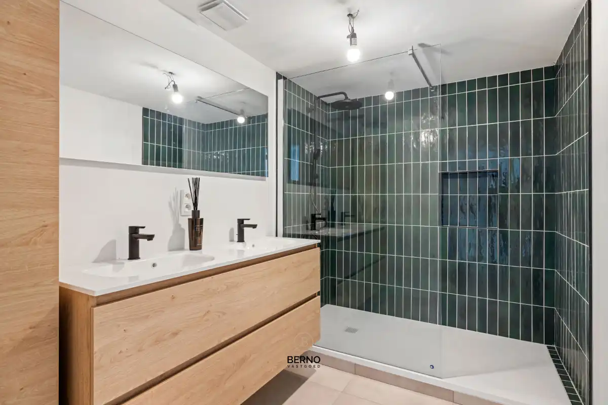 Gerenoveerde handelswoning met tuin op topligging foto 12