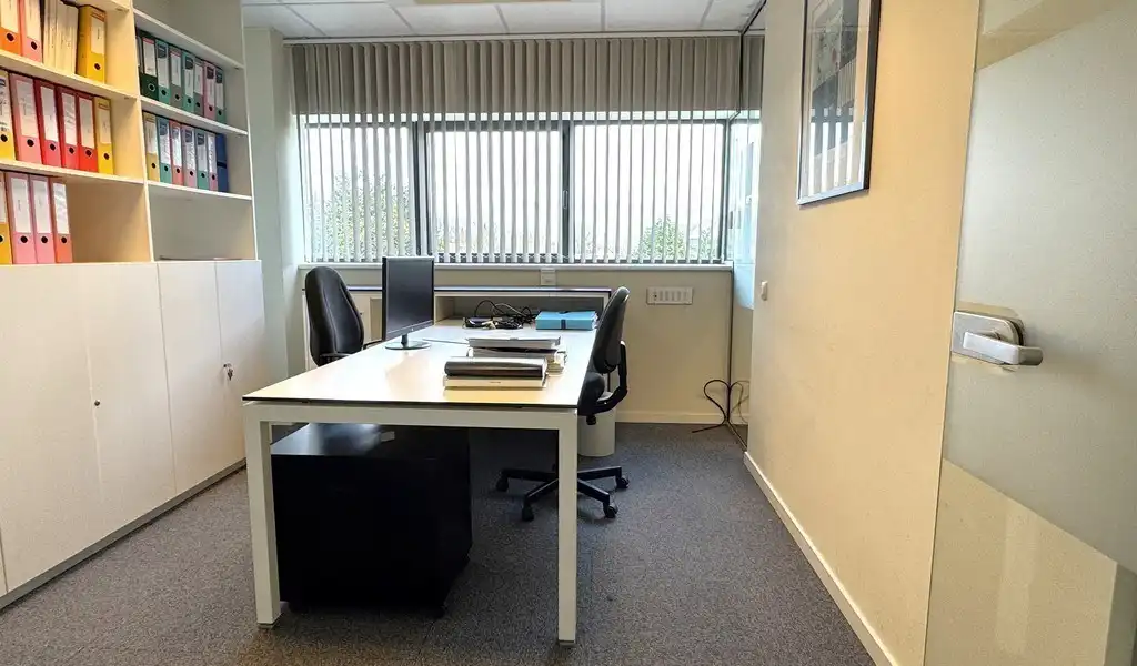 Ingedeelde kantoorruimte met visibiliteit te huur in Sint-Martens-Latem foto 6